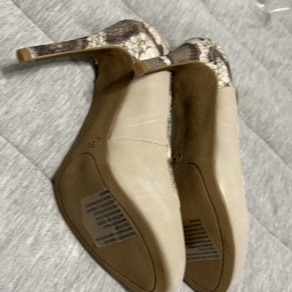 Shoes - Picture 3 of 4